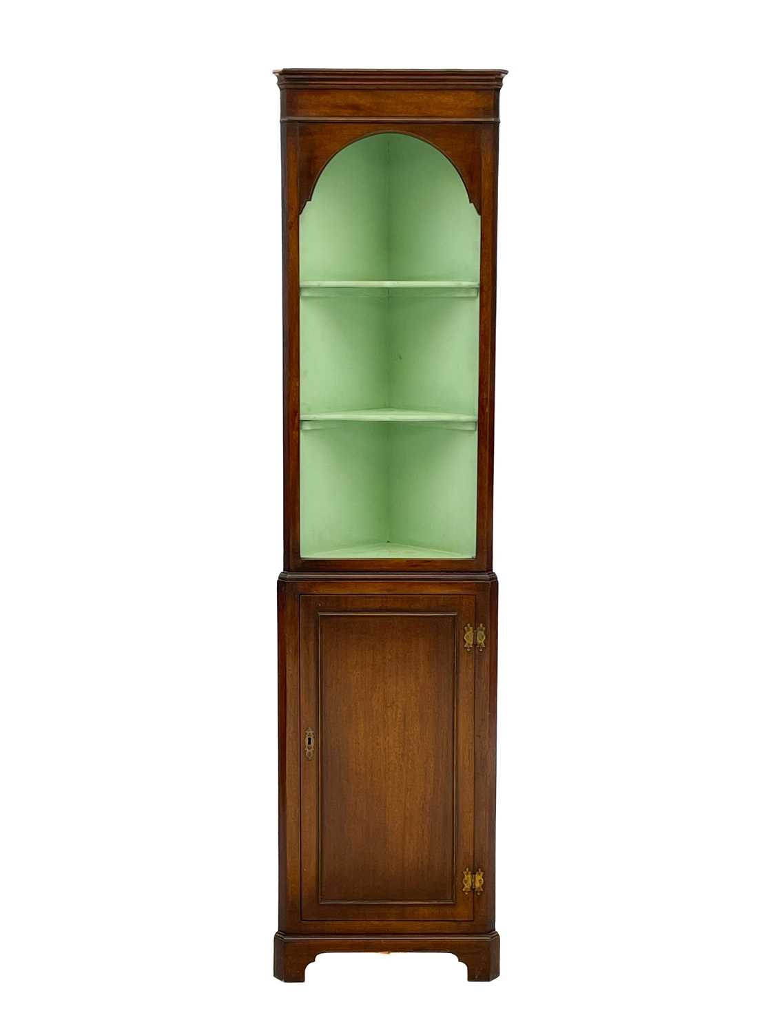 A mahogany corner display cabinet, of diminutive proportions. - Image 2 of 5