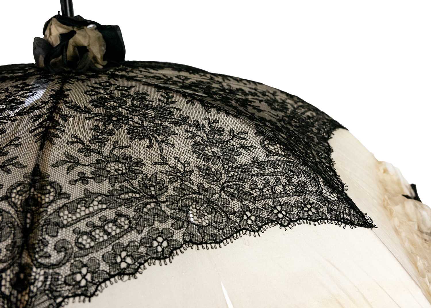 A Victorian silk and lace parasol. - Image 4 of 10