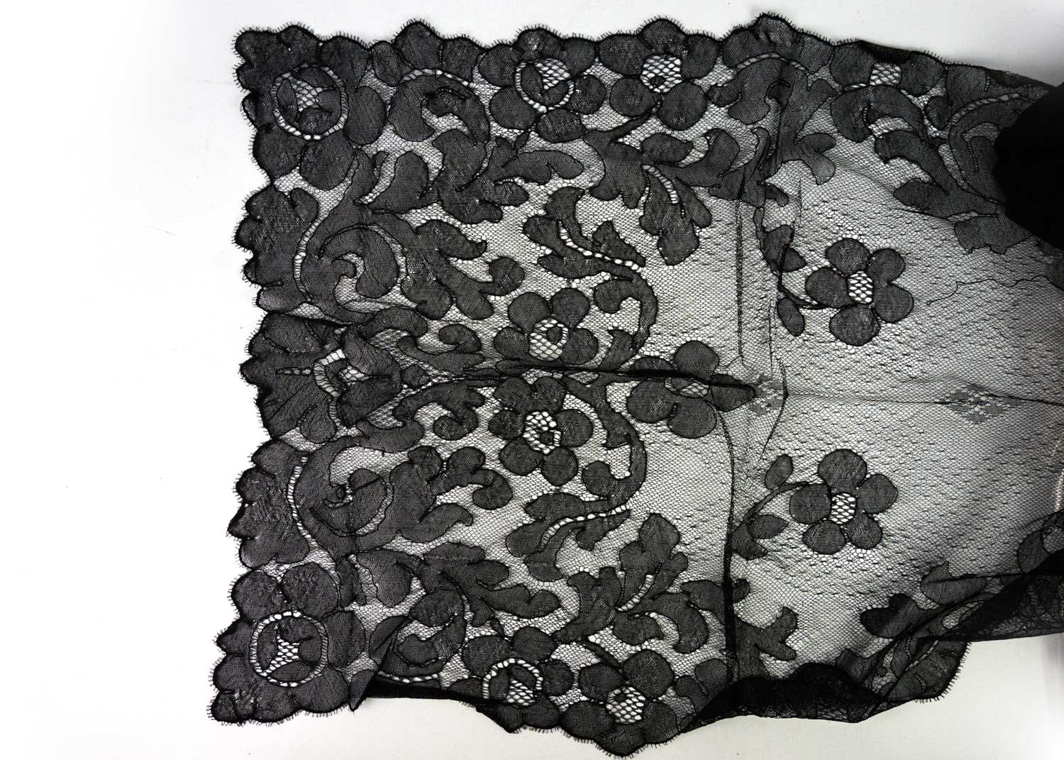 A large collection of various lace. - Image 12 of 12