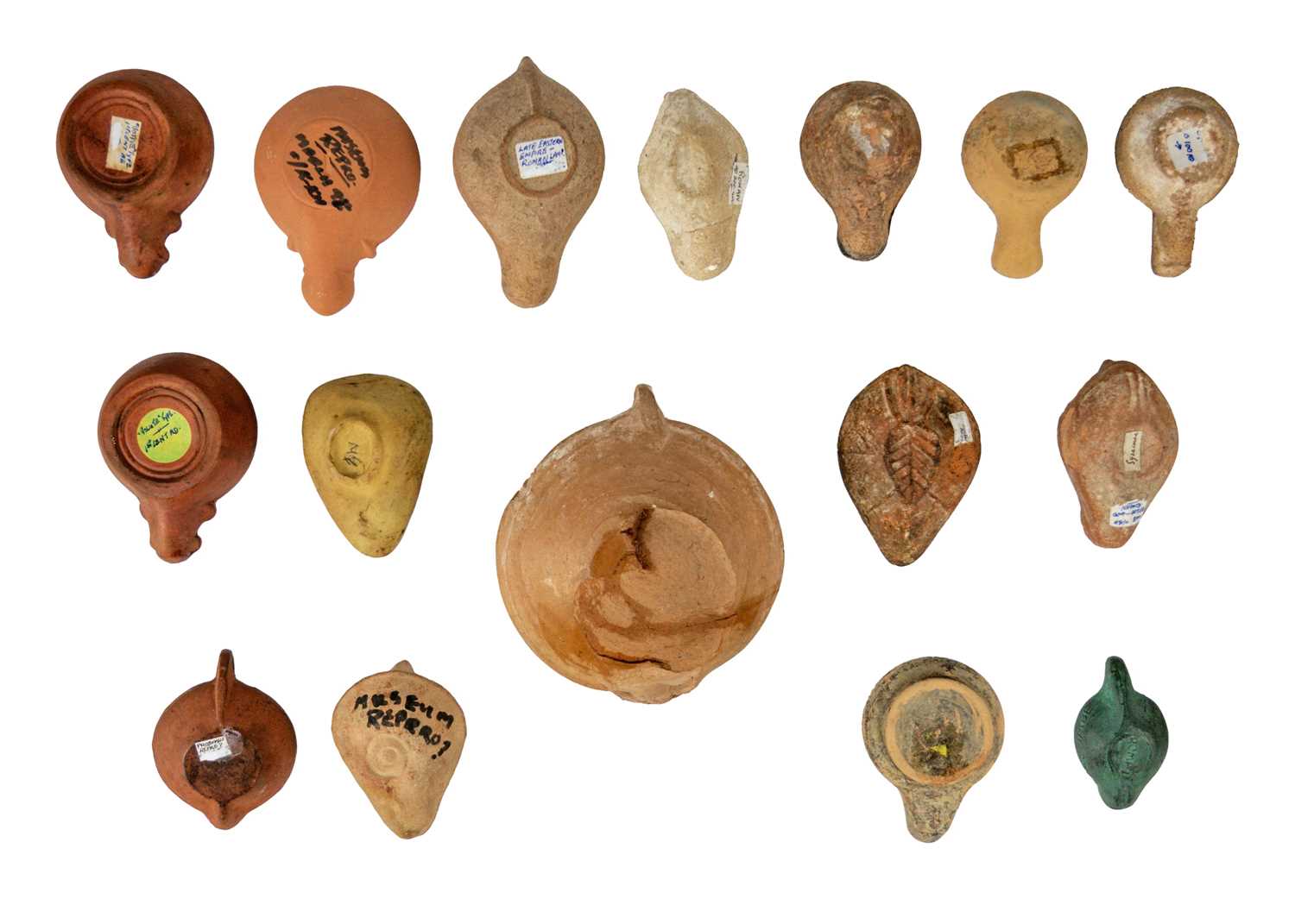 A collection of terracotta oil lamps - Image 2 of 6
