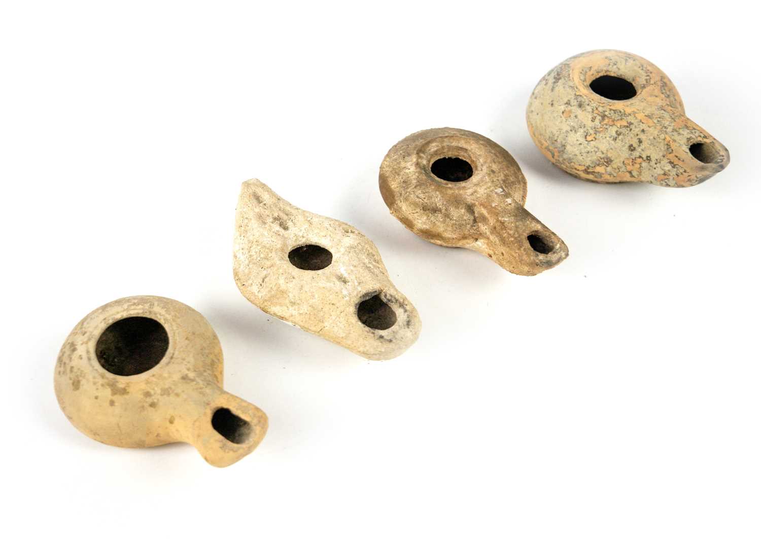 A collection of terracotta oil lamps - Image 6 of 6