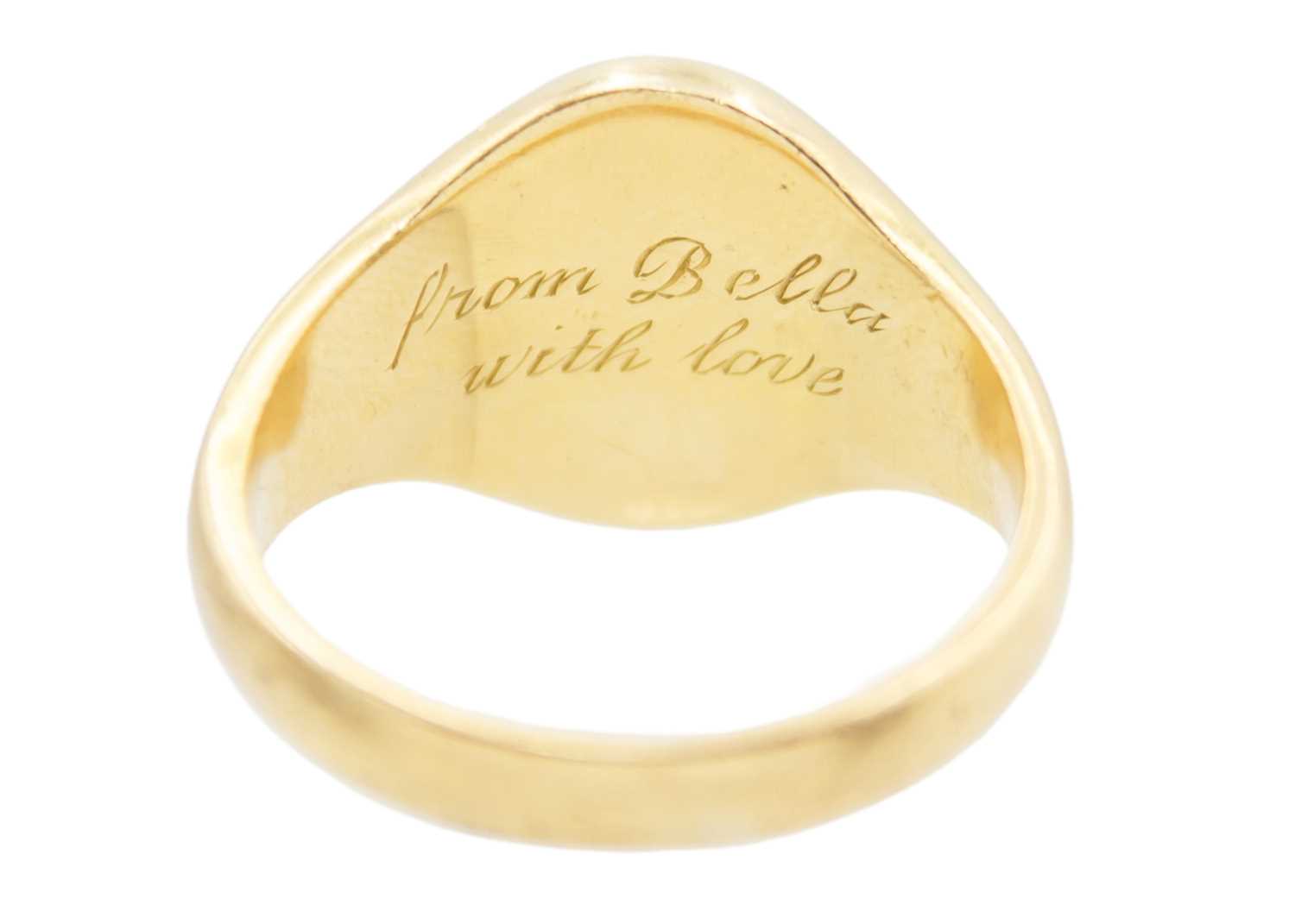 An 18ct hallmarked gold gentleman's signet ring. - Image 3 of 4