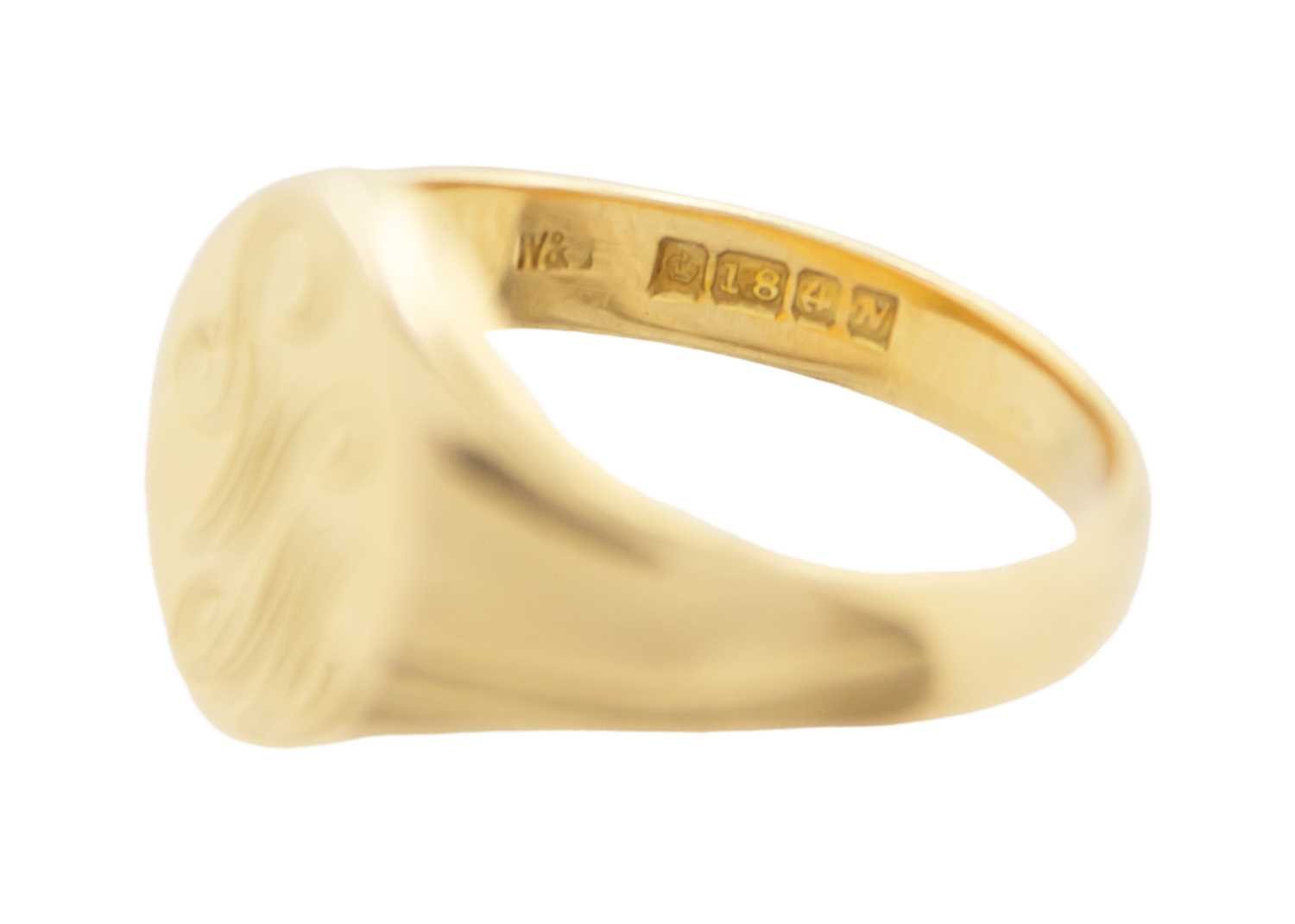 An 18ct hallmarked gold gentleman's signet ring. - Image 4 of 4