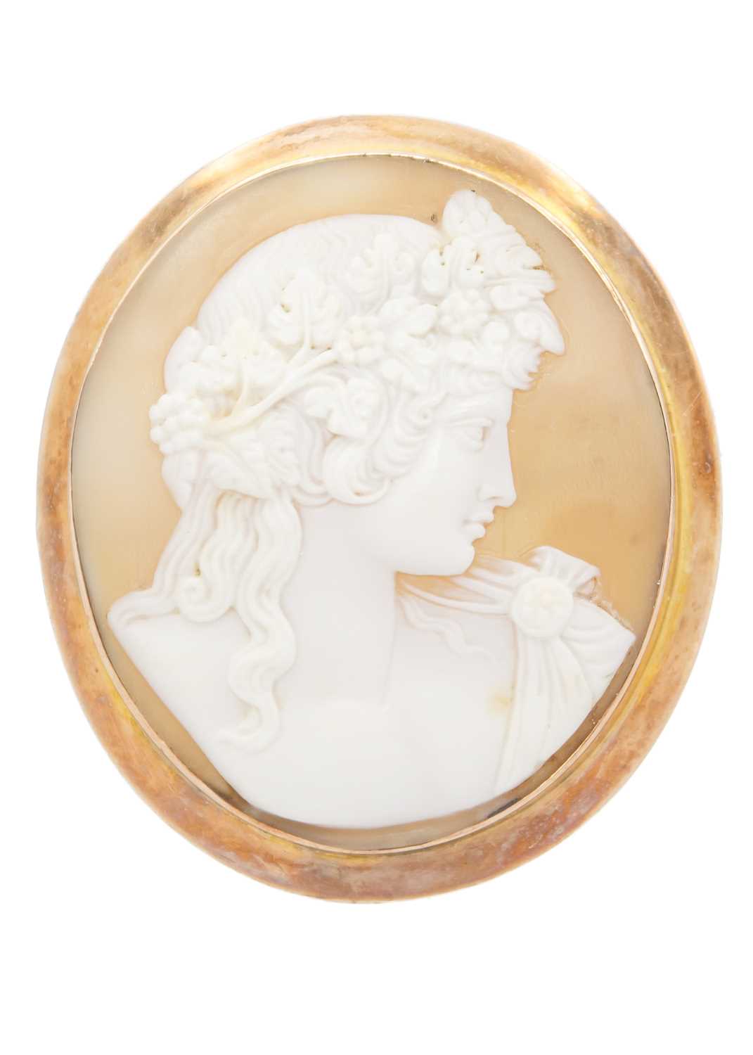 A 9ct rose gold mounted carved shell cameo brooch.