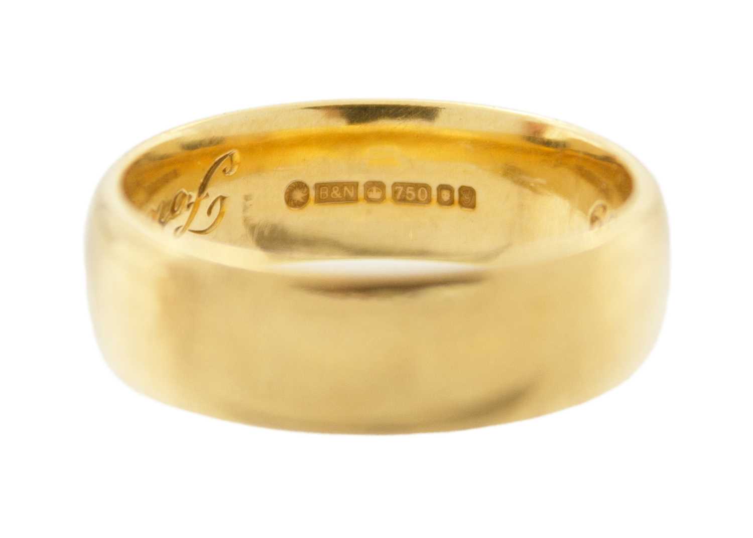 A heavy 18ct gentleman's band ring. - Image 6 of 6