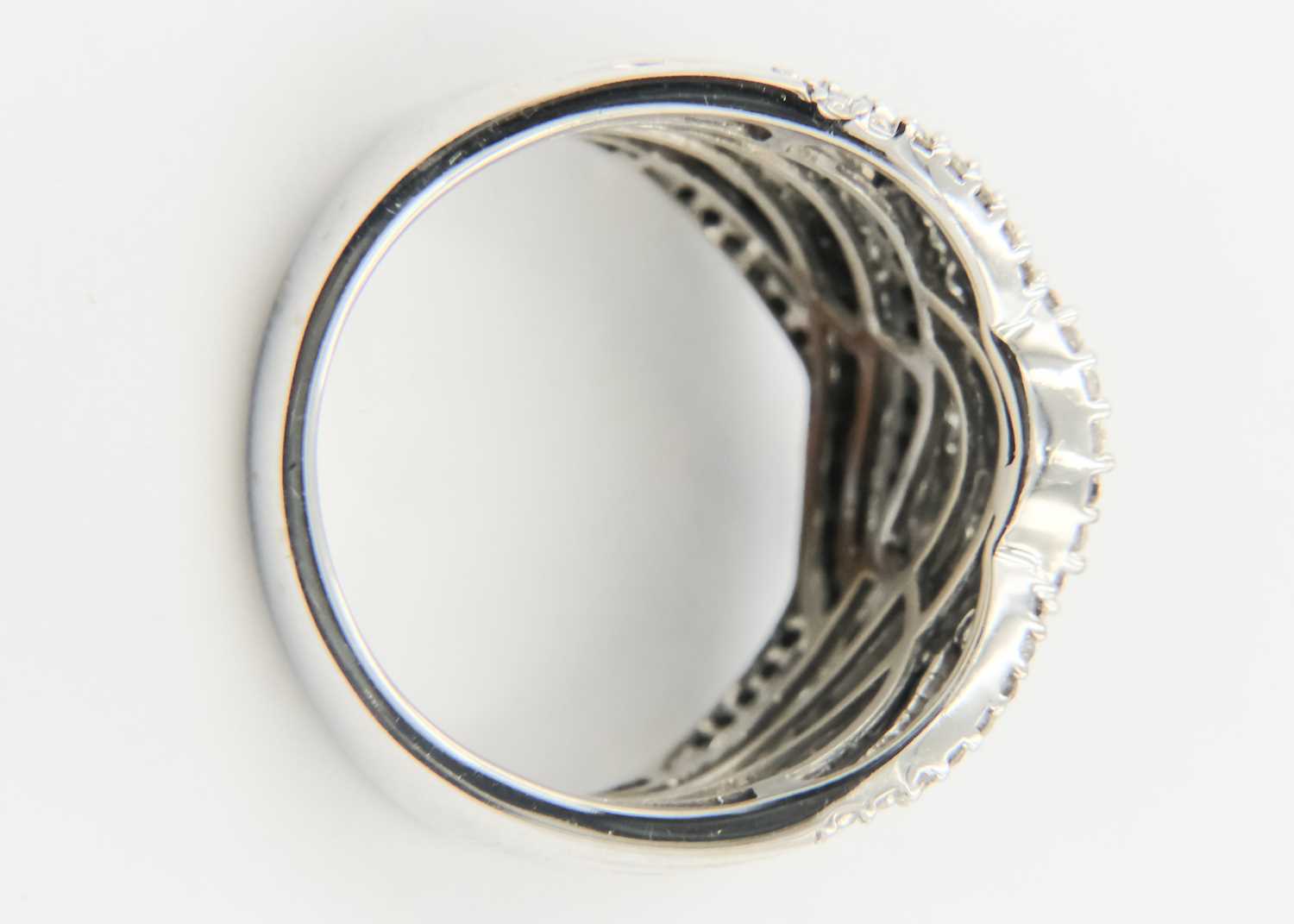 A 9ct white gold diamond set wave design dress ring. - Image 5 of 5