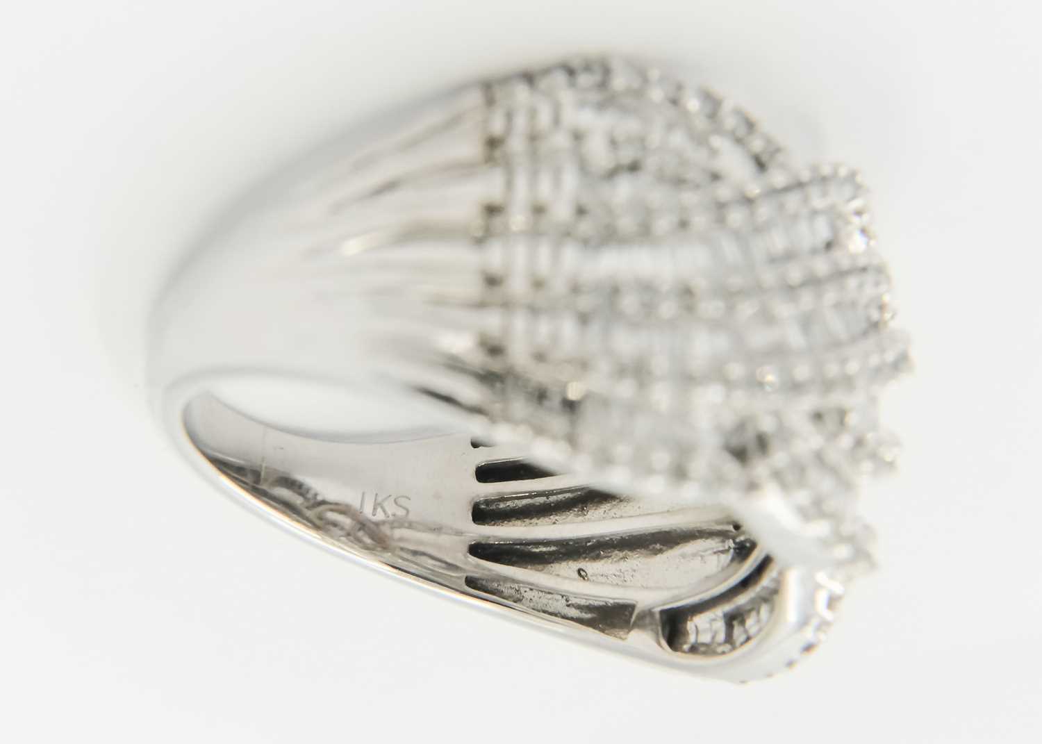 A 9ct white gold diamond set wave design dress ring. - Image 4 of 5