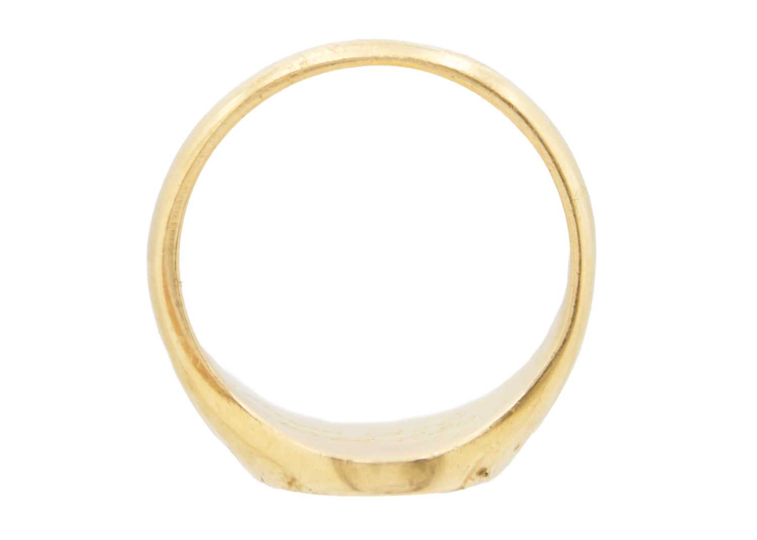 An 18ct hallmarked gold gentleman's signet ring. - Image 2 of 4