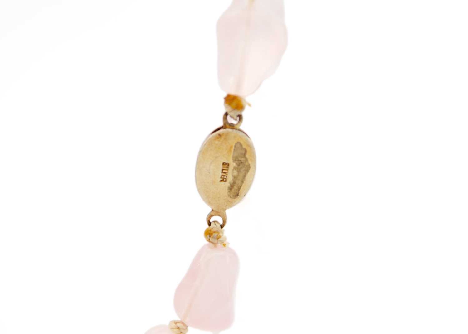 A Chinese rose quartz irregular bead necklace with silver gilt filigree clasp. - Image 4 of 4