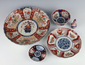 A Chinese Imari scallop shaped dish decorated with panels of dragons and flowers 31cm, a ditto