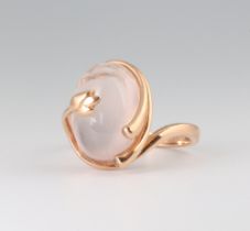 An 18ct rose gold cabochon cut rose quartz ring, set with 2 diamonds, approx. 0.1ct, size L, 5 grams