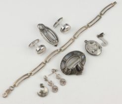 A stylish silver bracelet and minor silver jewellery, weighable silver 19 grams