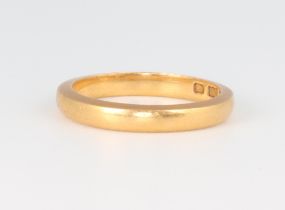 A 22ct yellow gold wedding band size K 1/2, 4 grams