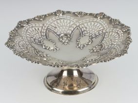 An Edwardian repousse and pierced silver tazza decorated with flowers Birmingham 1900 22cm, maker