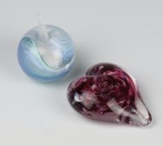 A Jonathan Harris Studio Glass apple paperweight, 6cm, together with a heart shaped ditto 7cm