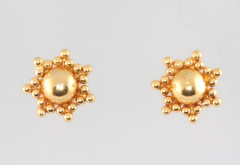 A pair of yellow metal ear studs 2.9 grams