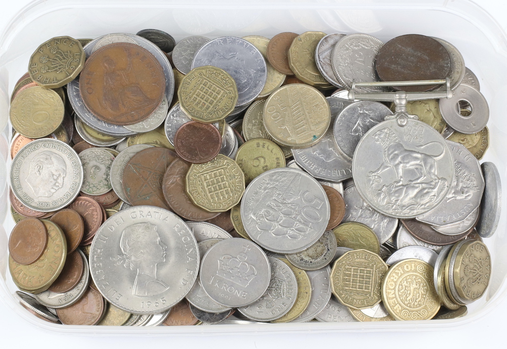 A small quantity of world coins