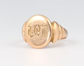 A gentleman's 15ct yellow gold signet ring with engraved monogram size Q, 7 grams