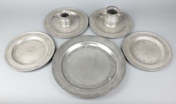 An 18th/19th Century pewter plate 33cm (some contact marks and dents), 4 pewter plates with London