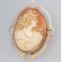 A 9ct yellow gold oval cameo portrait pendant 60mm