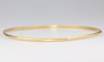 A yellow metal 18ct bangle 6.5cm, 4.2 grams