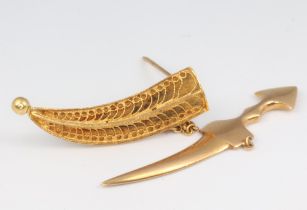 A yellow metal dagger brooch 7.7 grams