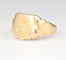 A gentleman's 22ct yellow gold signet ring 7.7 grams, size P
