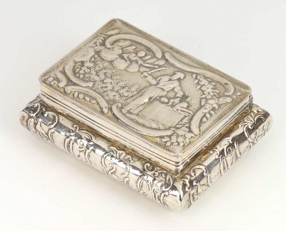 A 19th Century Continental silver repousse snuff box decorated with figures 100 grams, 8.5cm