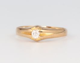 A gentleman's 18ct yellow gold single stone diamond ring 3.4 grams, size O, approx. 0.15ct