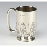 An Edwardian silver mug with acanthus decoration Sheffield 1900, 118 grams, 9cmThis mug has a