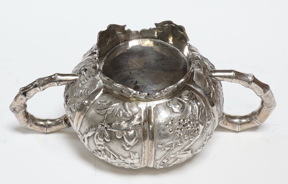 A fine 19th Century Chinese white metal repousse tea set comprising teapot, coffee pot and sugar - Image 19 of 19