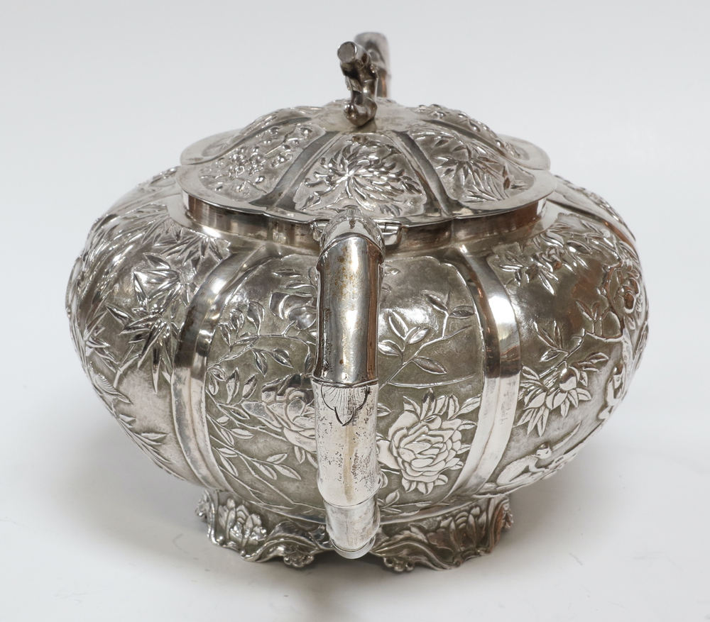 A fine 19th Century Chinese white metal repousse tea set comprising teapot, coffee pot and sugar - Image 11 of 19