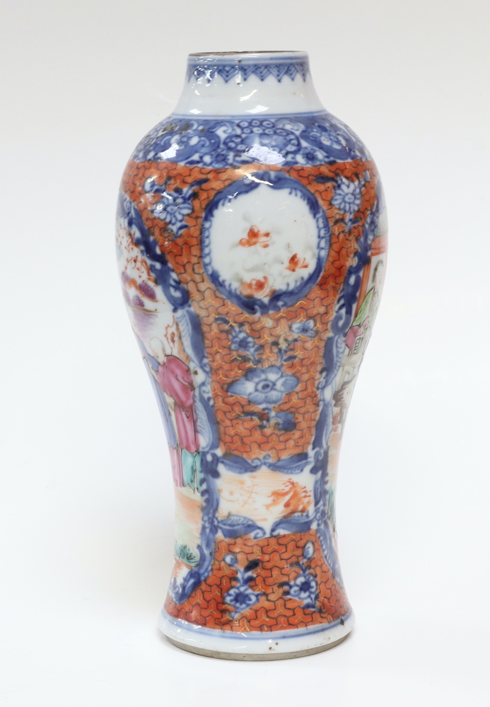 An 18th Century Chinese baluster shaped vase with panel decoration of courtly figures 19cm - Bild 11 aus 13