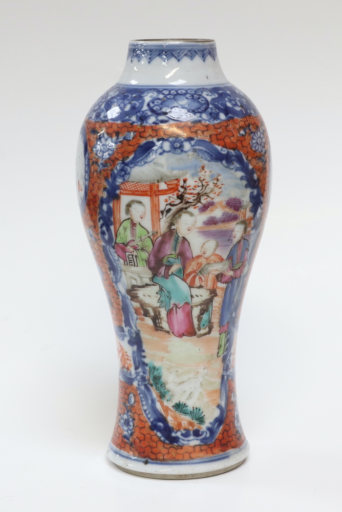 An 18th Century Chinese baluster shaped vase with panel decoration of courtly figures 19cm - Bild 10 aus 13