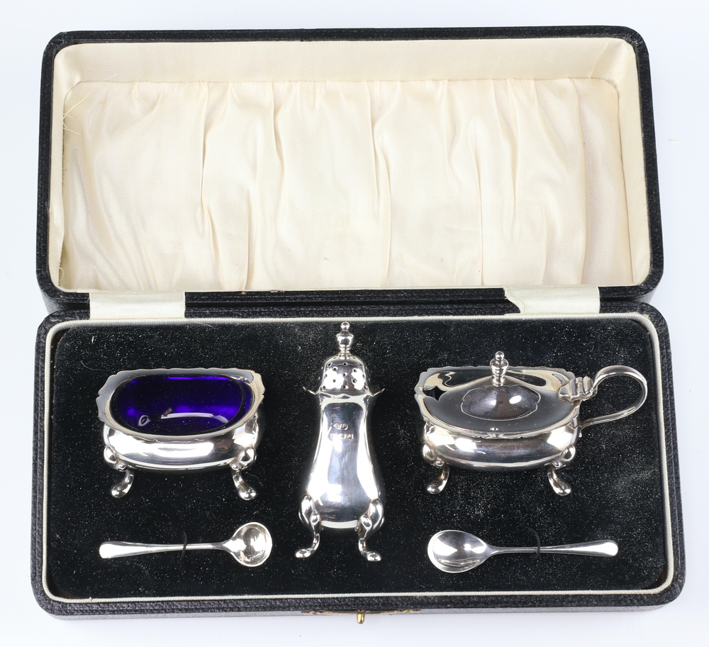 A silver 3 piece condiment set with 2 spoons Birmingham 1933, 130 grams, cased