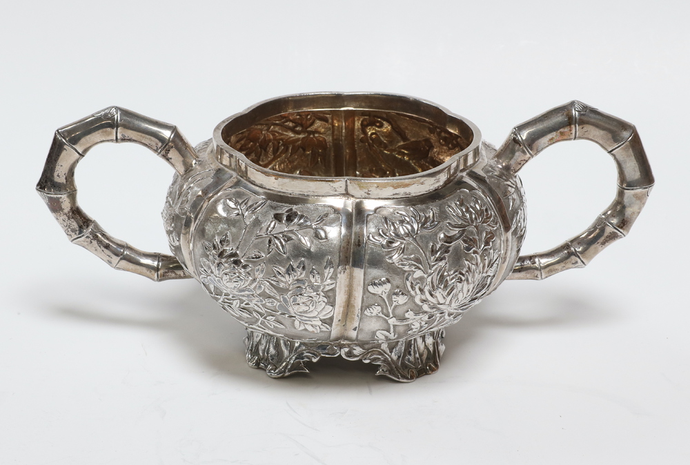 A fine 19th Century Chinese white metal repousse tea set comprising teapot, coffee pot and sugar - Image 14 of 19