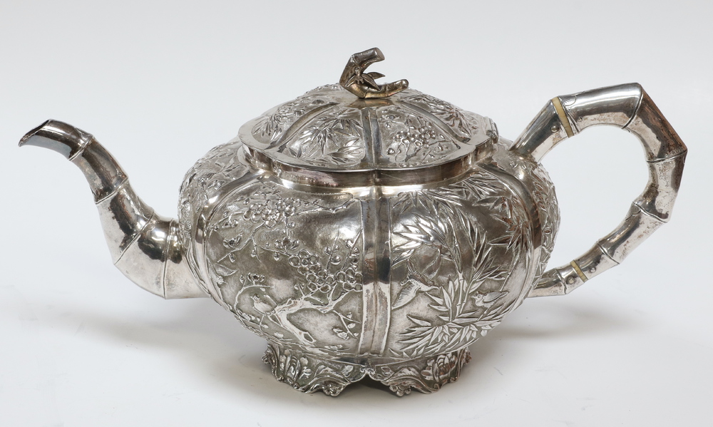 A fine 19th Century Chinese white metal repousse tea set comprising teapot, coffee pot and sugar - Image 10 of 19