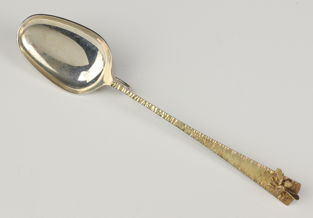 A Stuart Devlin silver and gilt honey spoon with bee terminal, London 1984, 36.7 grams, 16cm There