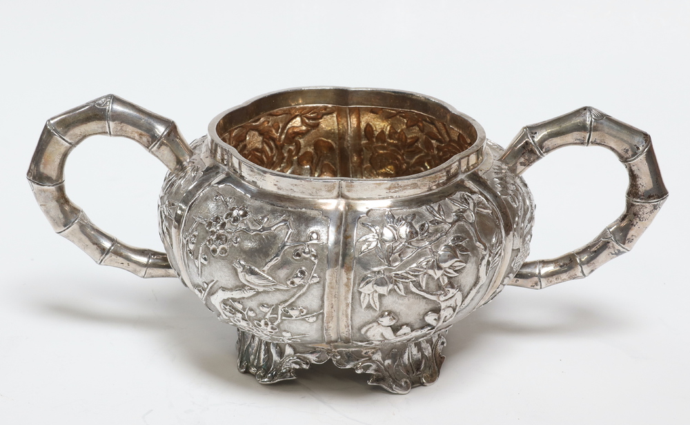 A fine 19th Century Chinese white metal repousse tea set comprising teapot, coffee pot and sugar - Image 16 of 19