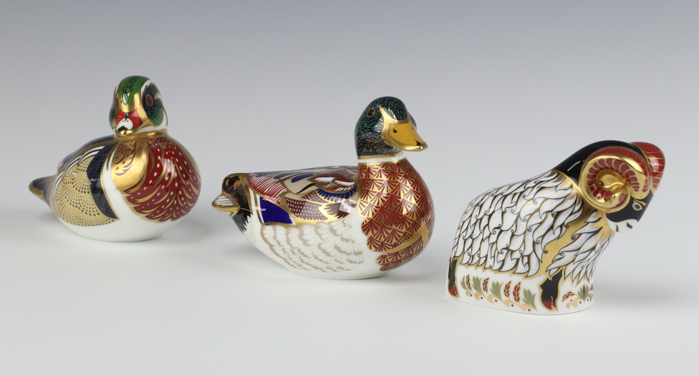 Three Royal Crown Derby Imari pattern paperweights - duck with gold stopper MMV 8.5cm Carolina