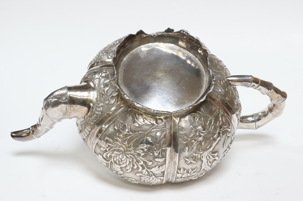 A fine 19th Century Chinese white metal repousse tea set comprising teapot, coffee pot and sugar - Image 13 of 19
