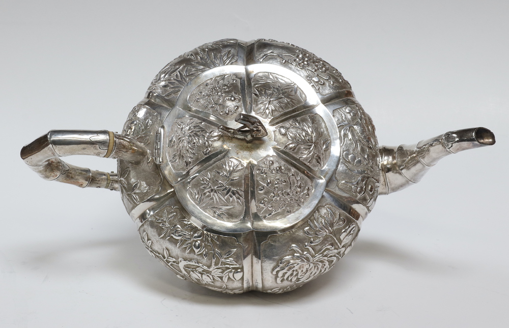 A fine 19th Century Chinese white metal repousse tea set comprising teapot, coffee pot and sugar - Image 12 of 19