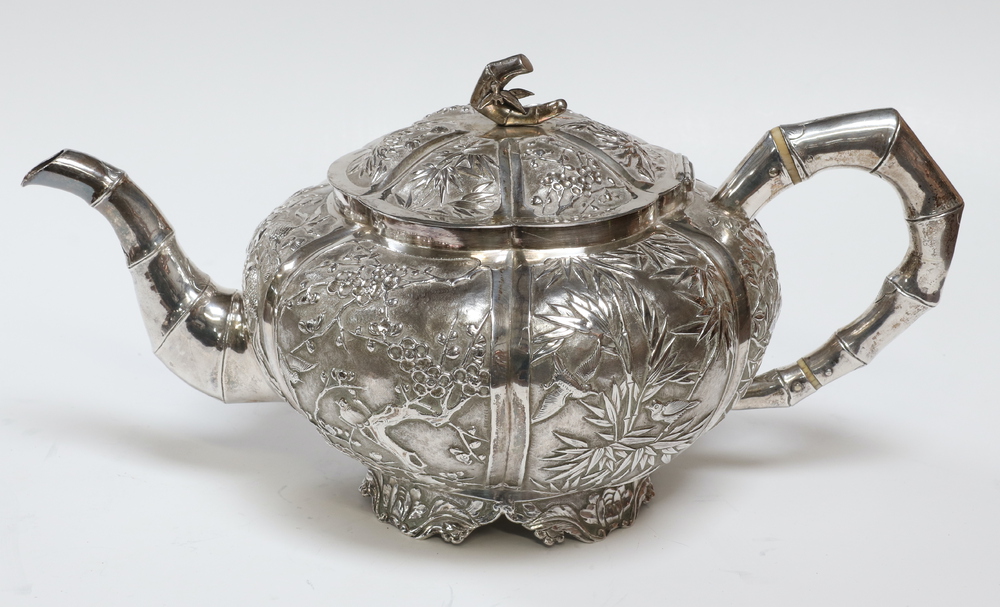A fine 19th Century Chinese white metal repousse tea set comprising teapot, coffee pot and sugar - Image 8 of 19