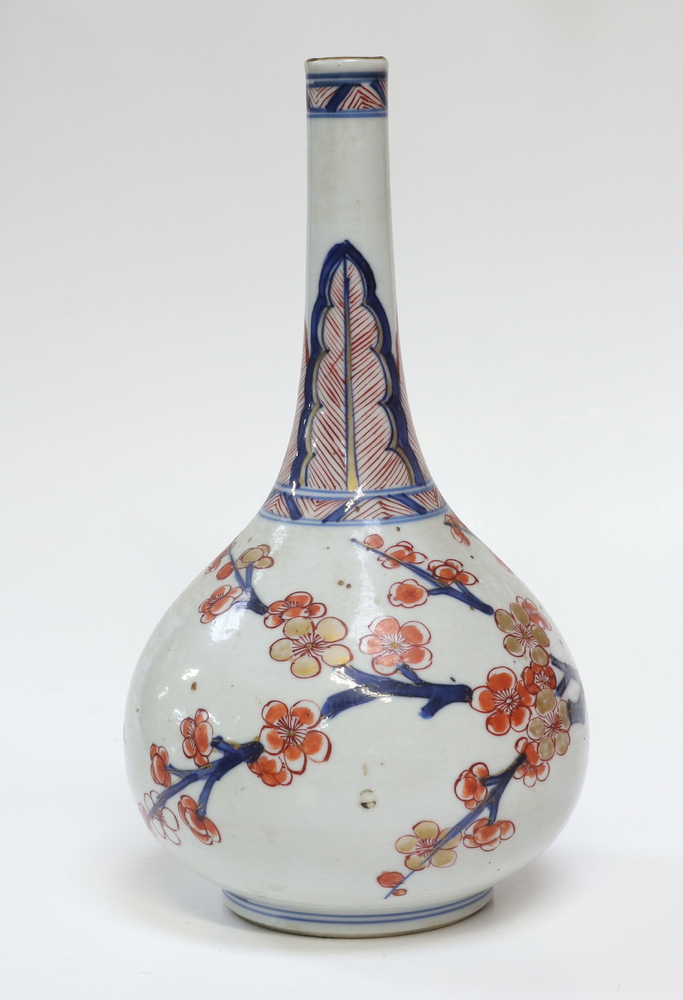 An 18th Century Chinese baluster shaped vase with panel decoration of courtly figures 19cm - Bild 2 aus 13