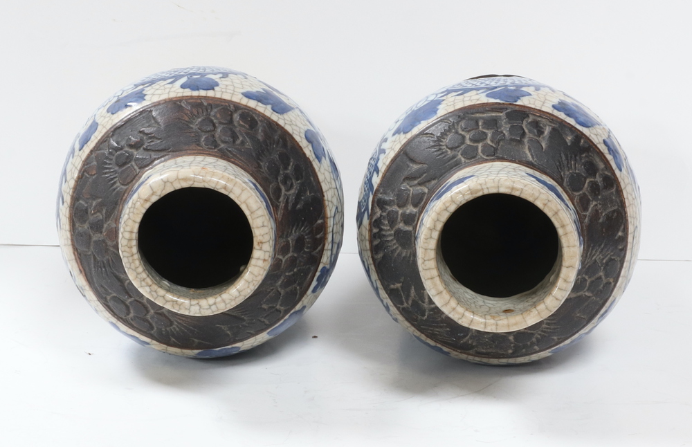 A pair of Japanese crackle glazed vases decorated dragons 25cm - Image 6 of 7