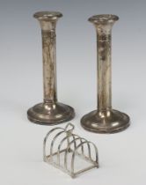 A silver 5 bar toast rack Chester 1923, 39 grams, together with a pair of Edwardian embossed