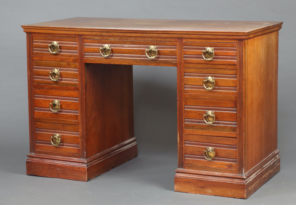 A late Victorian walnut pedestal dressing table/desk fitted 1 long and 8 short drawers 79cm h x