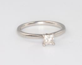 A white metal stamped plat. Princess cut single stone diamond ring approx. 0.3ct, 3.2 grams, size L