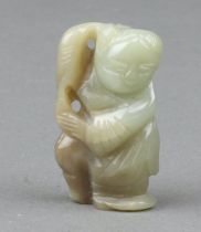 A Chinese hardstone carving of a standing gentleman 4cm