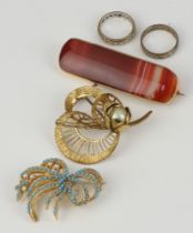 An agate brooch in a gilt metal mount together with 3 other costume brooches and 2 metal eternity
